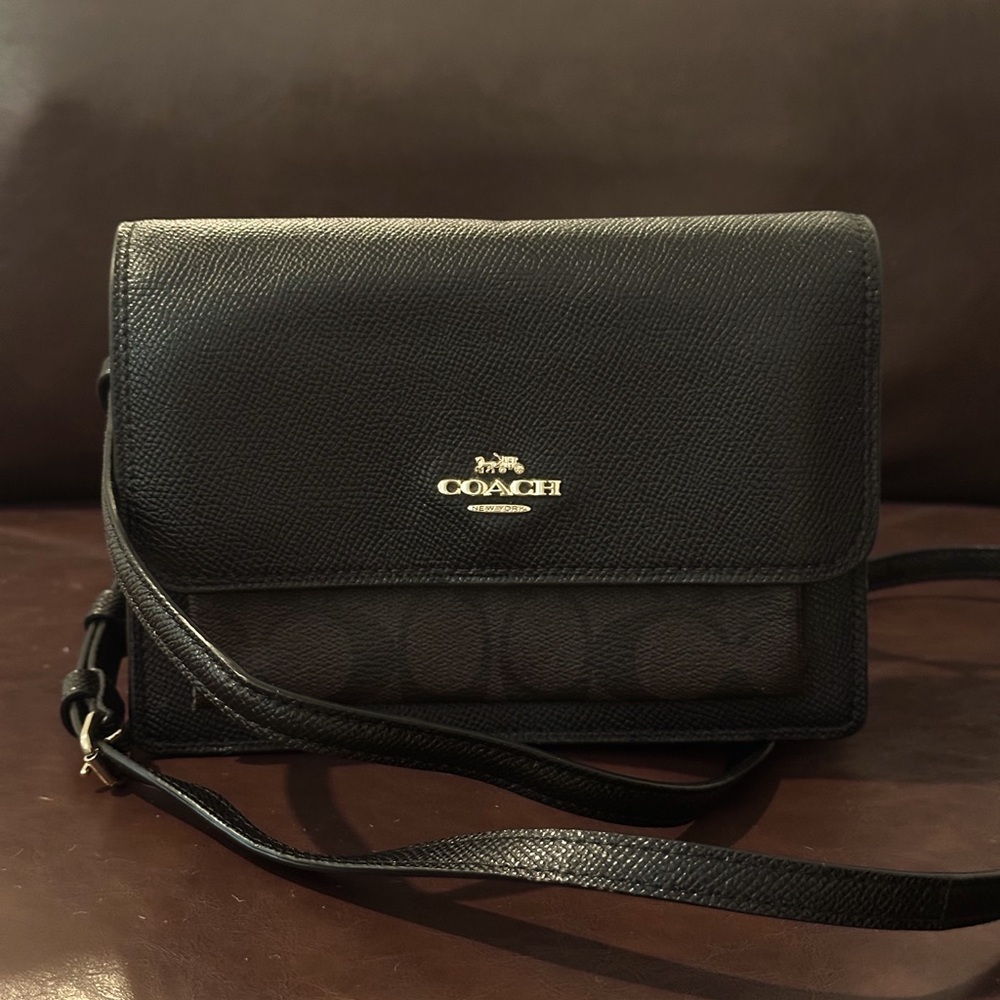 coach signature crossbody & It can be converted to a belt bag